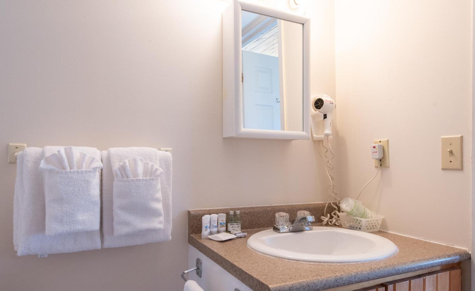 Canadas Best Value Inn & Suites סאמרסייד מראה חיצוני תמונה